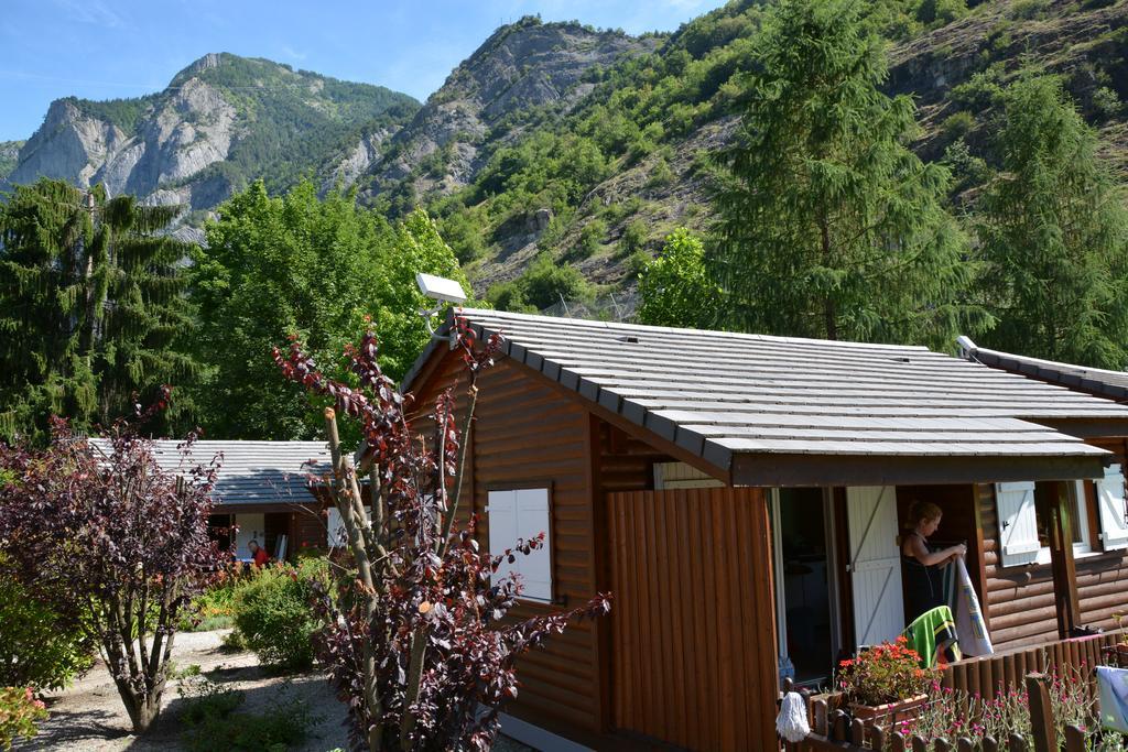 A La Rencontre Du Soleil - Camping Le Bourg-d'Oisans Exterior photo