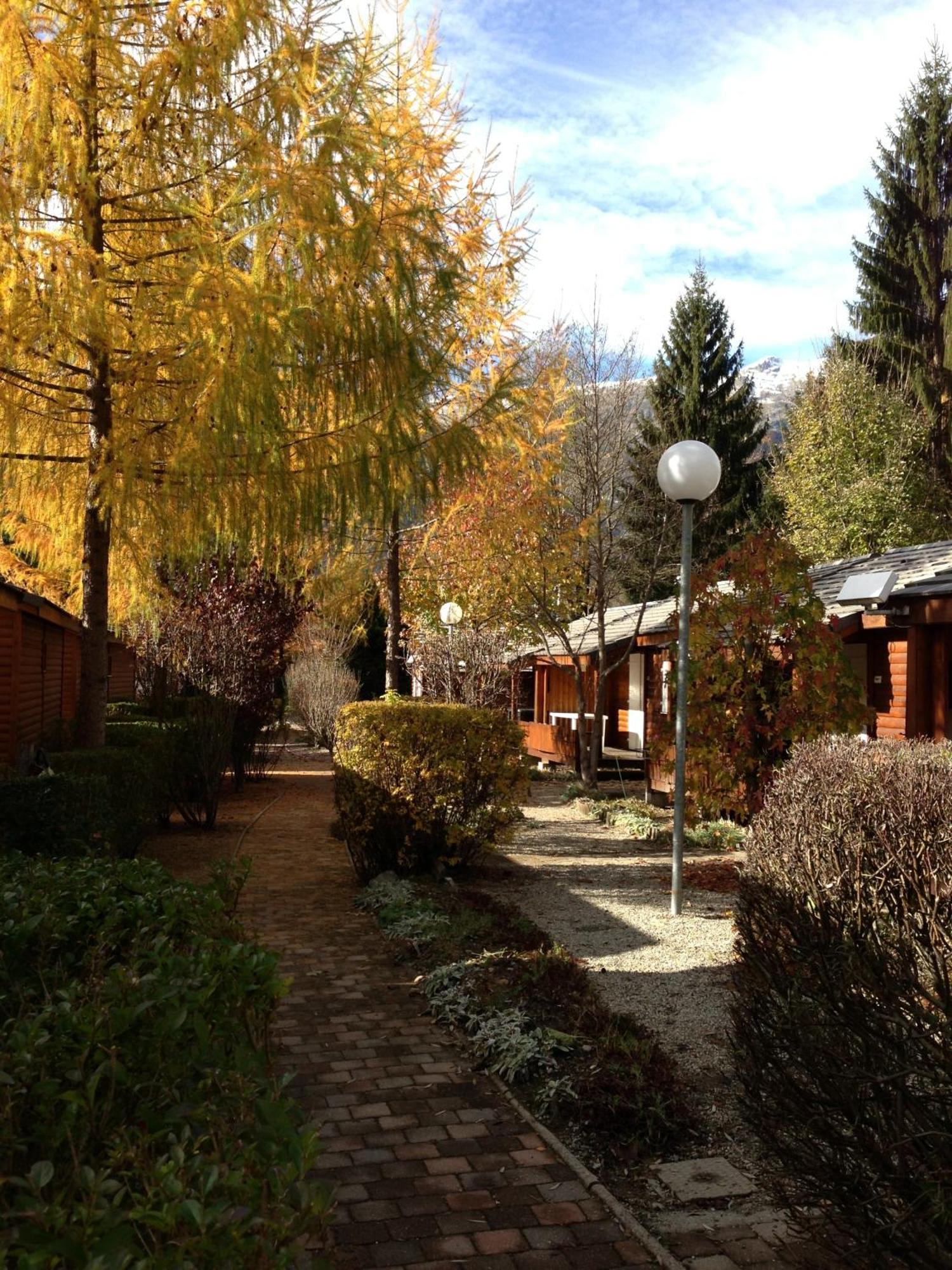 A La Rencontre Du Soleil - Camping Le Bourg-d'Oisans Exterior photo